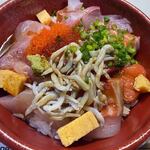 Daikoku Suisan - 添えられた出汁醤油をかけたら美味しい海鮮丼の完成、これで７８０円は凄すぎるCPですよ・・・