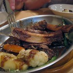 イルゴローソ - 骨付牛バラ肉の赤ワイン煮込み　温野菜添え