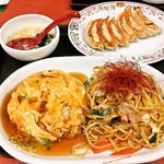 餃子の王将 - 本日のセット（天津飯＋餃子＋ピリ辛焼きそば＋スープ）