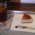 cafe + zakka ku ru mu - アイスアッサムティとチーズケーキのセット