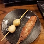 やきとり 本牧 - つくねと食べかけの卯づらのたまご