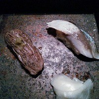 春秋ツギハギ 日比谷 - 牛肉と炙りサバの握り