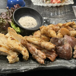 Nekketsu Taroyan - 焼鳥　おまかせメニュー！　1500円。左がヤゲン軟骨　真ん中がせせり　塩に近い丸いのがぼんじり　右下がズリ　右上が皮です。