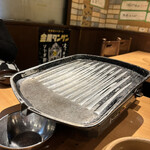 Mon shiri - サムギョプサルを焼く鉄板は脂が落ちるようになっていました