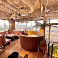 焼肉ぽんが 江ノ島 - 店内写真(海の見えるソファー席)