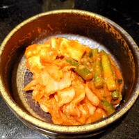 焼肉 喰心 - キムチ(奥のクリームチーズのキムチが絶品)