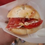 トラットリア・アルモ - パルマ産 生ハムと水牛のモッツァレラ 甘トマトのパニーノ