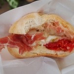 トラットリア・アルモ - パルマ産 生ハムと水牛のモッツァレラ 甘トマトのパニーノ