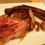 トラットリア・アルモ - 北海道 茶路めん羊牧場の仔羊 骨付きロースのグリル 焦がしハチミツとゴルゴンゾーラチーズとスーゴのソース
