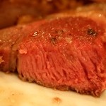 トラットリア・アルモ - 北海道 茶路めん羊牧場の仔羊 骨付きロースのグリル 焦がしハチミツとゴルゴンゾーラチーズとスーゴのソース