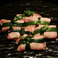 焼肉 Meat it - 九条ねぎの包みタン塩　¥2,145