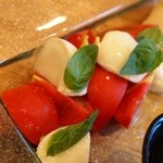 トラットリア・アルモ - 山中さんの甘トマトと水牛のモッツァレラチーズのカプリ風サラダが激ウマ！！