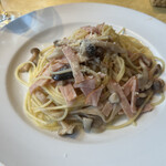 トラットリア・イタリア - ハムとキノコのガーリックオイルソーススパゲッティ