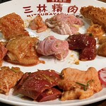 三林精肉店 - ホルモン全部のせ