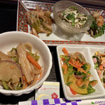 kitchenラビット - 和菜、洋菜を合わせた煮物.漬物の小鉢類は
            色彩鮮やかでボリューム満点