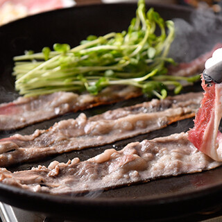 명물인 쇠고기 구이 샤브야 고집의 수제 베이컨을 맛볼 수 있다.