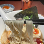 酒肴場 屯 - 細ストレート麺はしなやかな茹で上がり