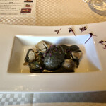 アンシャンテ - 蝦夷鮑とブラックペッパームース
      肝の黒いバターソース。