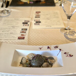 アンシャンテ - 蝦夷鮑とブラックペッパームース
      肝の黒いバターソース。