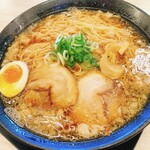 Gyouza No Oushou - 醤油ラーメン大盛スープ多め背脂多め