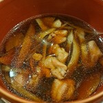 Teuchi Sobakiri Takumi - 鶏ごぼうのつけ汁。ごぼうの良い香り。