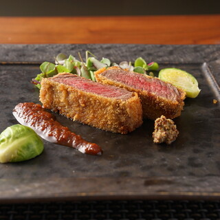 使用佐賀牛肉和鮑魚制作的奢華料理。日式融合料理
