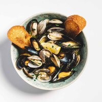 ナポリ風あさりとムール貝の白ワイン蒸し 黒胡椒風味