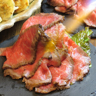 검은 털 일본소의 구운 쇠고기. 곁들인 으깬 감자도 은밀한 인기