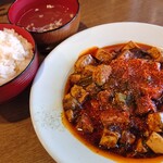 恋人は麻婆豆腐 - 麻婆豆腐３辛口のフルセット、御飯、ザーサイ、スープ、杏仁豆腐豆腐で￥１１９０