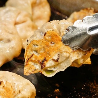 Pairs well with alcohol ◎ Handmade fried Gyoza / Dumpling that are carefully made into bite-sized pieces!