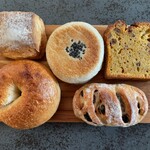 ミナイロブレッド - 塩バターのベーグル260円と、有機のキャロットケーキ320円が群を抜いて美味しかった。