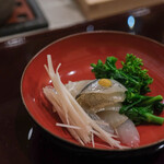 江戸前芝浜 - "鱵魚（さより）"、w/獨活（うど）＋油菜（なば）