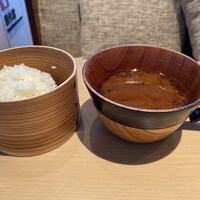 Indigo Home Kitchen Yamateras - 食器も木製で温もりがあって趣深い。薬味も削りたて鰹節と、パリッと感が活きる焼き海苔付き。