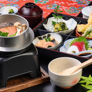 享受輕鬆的午餐“松花堂禦膳和新鮮烹製的鍋飯”