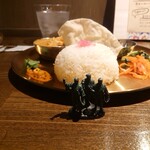 Kare Tohyakusho - お肉とお野菜のカレープレート（サラダ付）　1280円