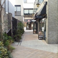 リストランテ アクアパッツァ - 青山エムズタワー  パサージュ青山 2階  正面2階です。