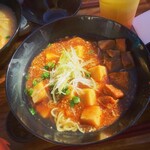 チャイナボイジャー - 豚角煮とマーボー豆腐のあんかけ麺