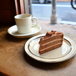 ドリームコーヒー - [左奥]ブレンドコーヒー＠税込230円│[右手前]ショコラケーキ@税込210円