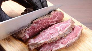 Niku Kafe Dainingu Afuro - お肉を切っているところ
