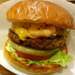 マグズカフェ - 6月限定のチーズシュリンプバーガー（アップ）
