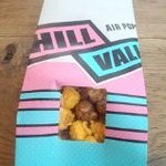 ヒルバレー 中目黒本店 - 店名と小窓からポップコーンがのぞく、袋デザインがイイですね