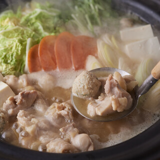 6時間ほどじっくりと炊き上げた濃厚「鶏白湯スープ」