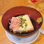 角屋 - 湯豆腐。どんなのがくるかと思ったら、温かい木綿豆腐が、どか～んと一丁（笑）