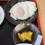 オーモリラーメン - 目玉焼き・漬物