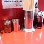 ラーメン二郎 - 卓上調味料