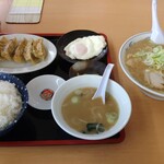 オーモリラーメン - ラーメン餃子定食です