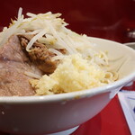 ラーメン二郎 - 汁なし半分＋ニンニク多め＋青ネギ玉子