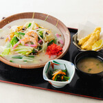 [Nagasaki] Udon set with plenty of vegetables
