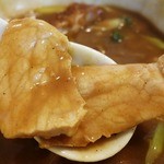 由す美 - カレーうどんに入っている豚肉は肉厚ですが脂身も無く、柔らかくてサックリ切れます