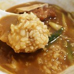 由す美 - うどんを食べ終わるとその下からはご飯が出てきます。これぞ、カレーうどん丼（どん）。